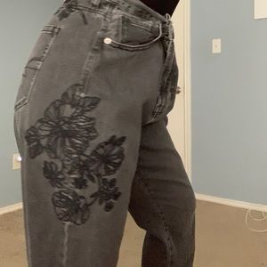 AMERICAN EAGLE black embroidered mom jeans